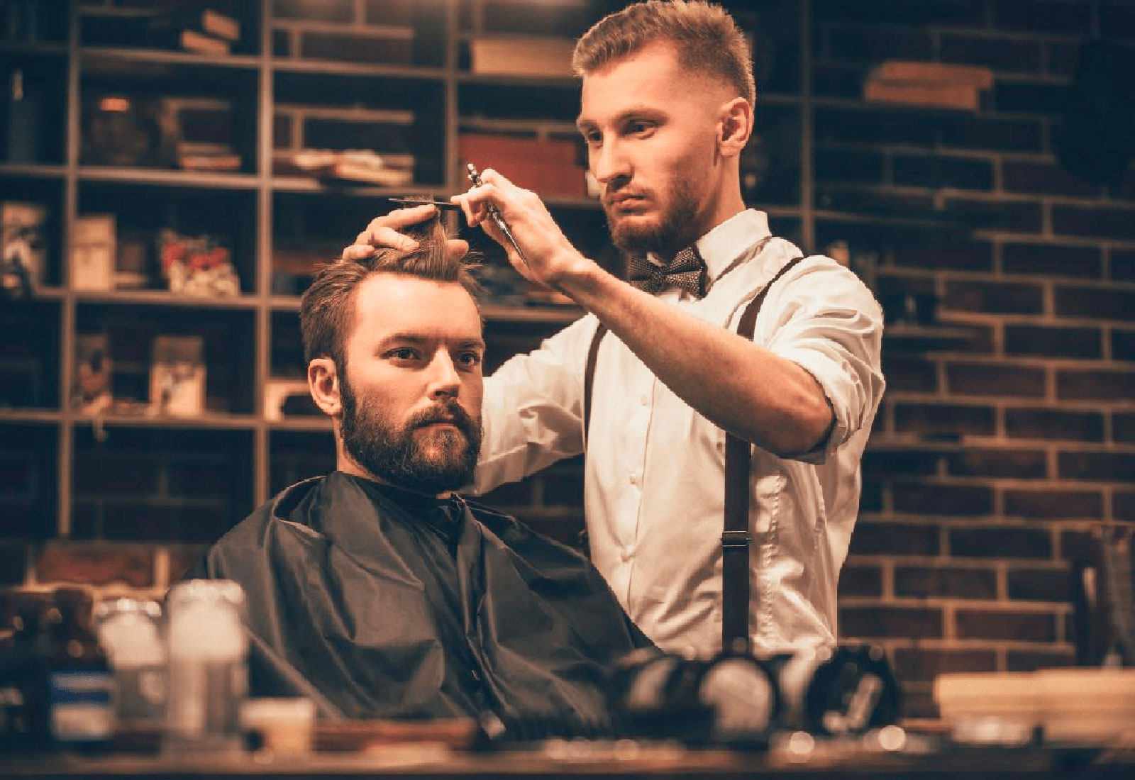 Barbero realizando un corte en el salón