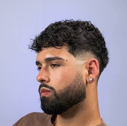 Corte rizado con barba definida